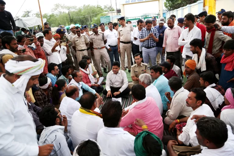 कलेक्टर दीपक आर्य बोले , जेपी प्लांट से प्रभावित ग्रामवासियों की समस्याओं के  निराकरण के लिए लगाया जाएगा शिविर