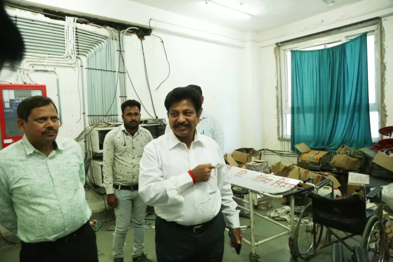 संभागायुक्त ने मेडिकल कॉलेज का निरीक्षण कर  फायर सेफ्टी सहित अन्य सुविधाओं को देखा