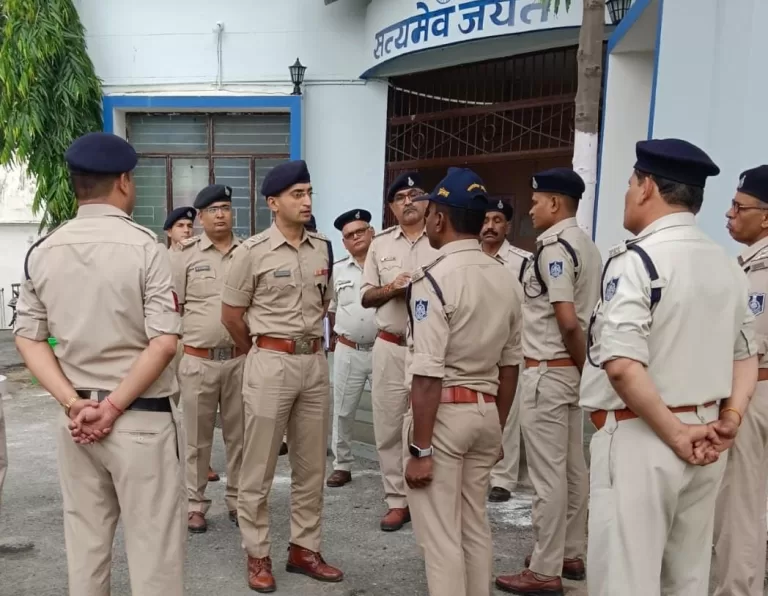 जब एसपी पहुचे थाने स्टाफ में मची खलबली, कप्तान का औचक निरीक्षण