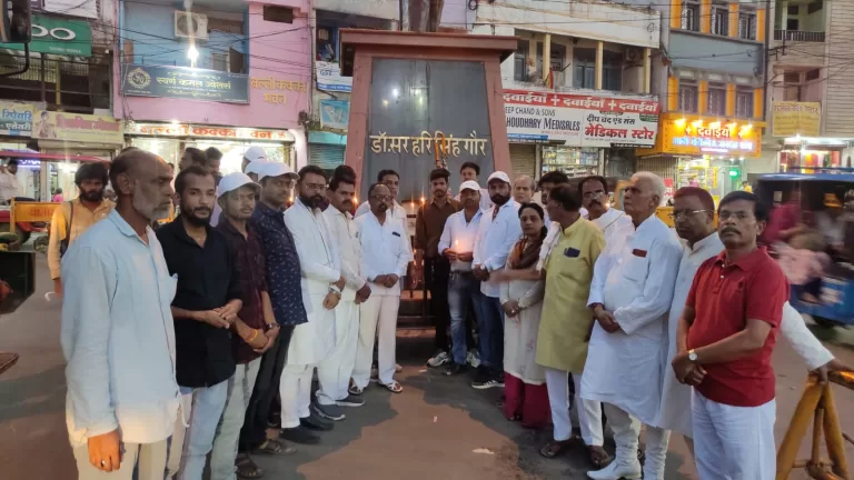 SAGAR : जिला यंग ब्रिगेड सेवा दल ने उड़ीसा रेल हादसे में जान गवाने वालो के लिए कैंडल मार्च निकालकर  श्रद्धांजलि दी