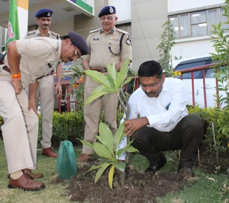 विश्व पर्यावरण दिवस पर पुलिस आयुक्त ने किया वृक्षारोपण