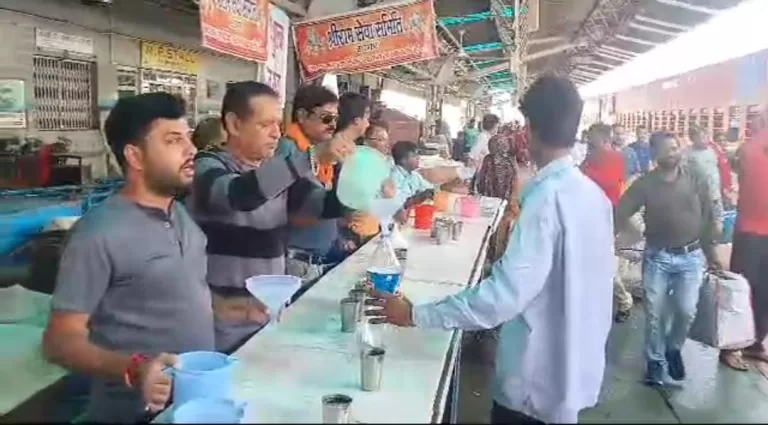 पत्रकार महासंघ और श्रीराम सेवा समिति ने स्टेशन पर यात्रियों को पानी उपलब्ध कराया