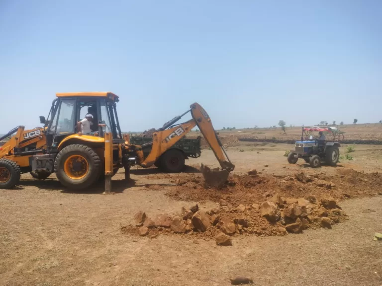 ग्राम पंचायत में मजदूरों की जगह मशीन से तालाब का निर्माण कार्य