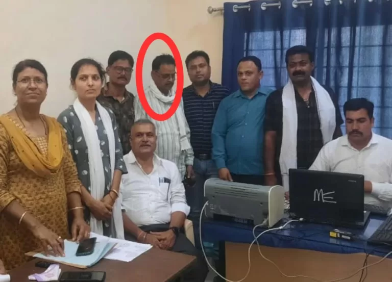 लोकायुक्त की कार्यवाही, पटवारी रिश्वत लेते रंगे हाथों पकड़ा गया