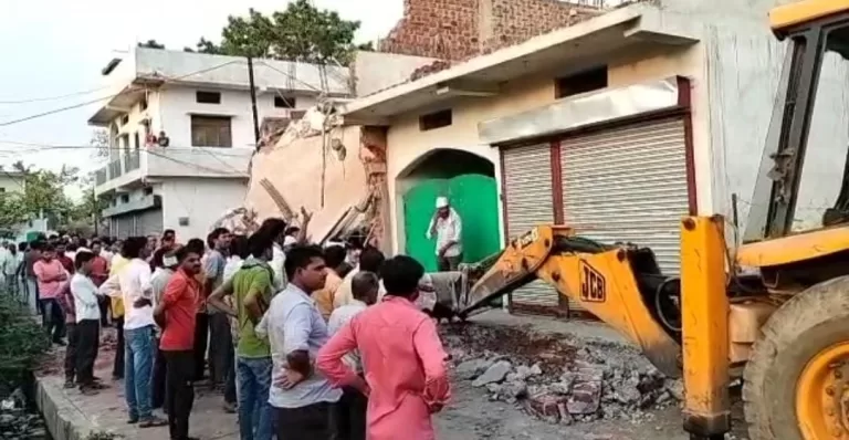 अतिक्रमण पर प्रशासन का चला बुलडोजर