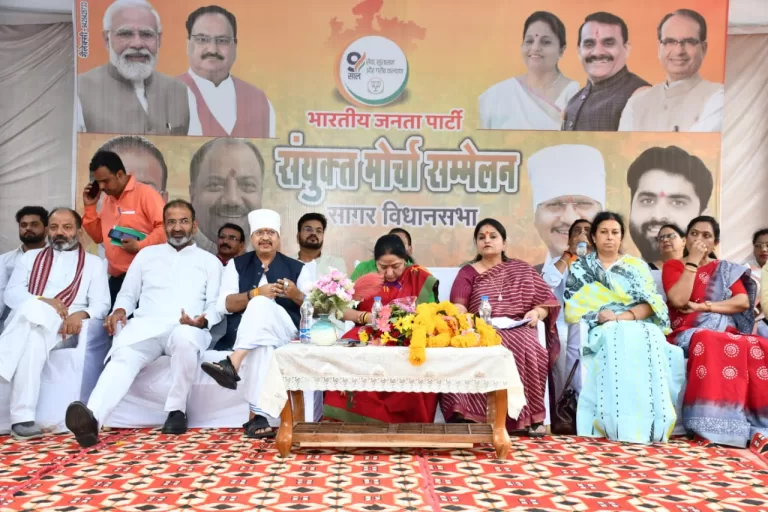 संयुक्त मोर्चा सम्मेलन को भारतीय जनता पार्टी की राष्ट्रीय कार्यसमिति सदस्य प्रिया सेठी ने संबोधित किया