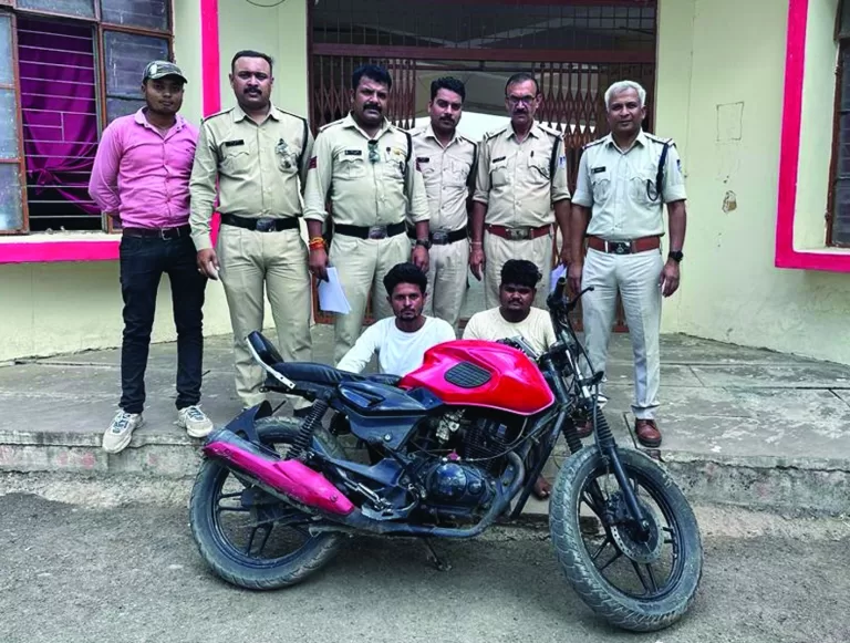 सड़क किनारे खड़ी बाइक को चुराने वाले आरोपी गिरफ्तार