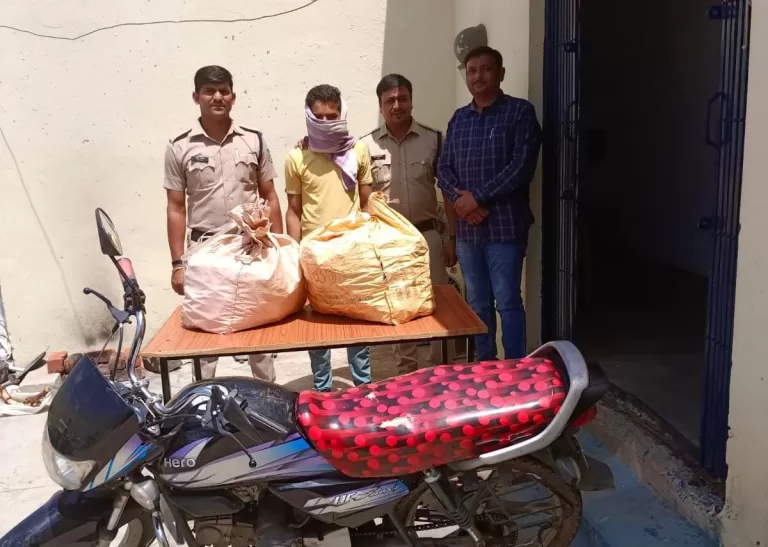 मोटरसाइकिल पर दोनों ओर थैले में शराब ढोते पकड़ा गया आरोपी