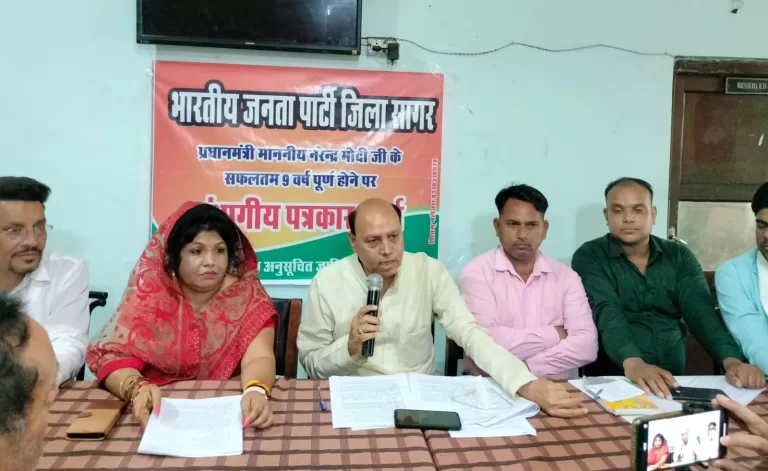 विधायक लारिया ने गिनवाई भाजपा सरकार की उपलब्धियां पत्रकारों के सवालों से बचते नजर आए विधायक