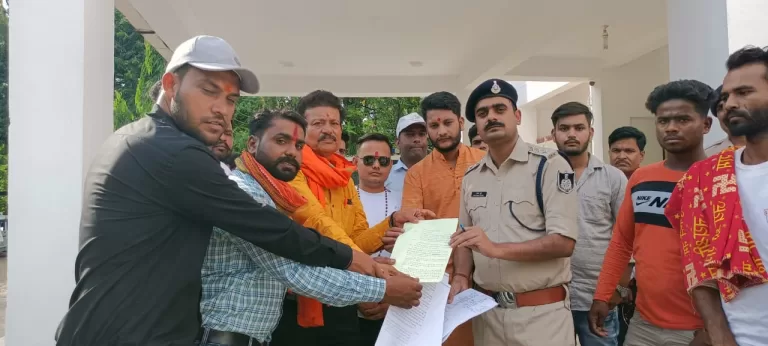 कटरा में असामाजिक तत्वों के खिलाफ विहिप ने खोला मोर्चा सौपा एसपी को ज्ञापन