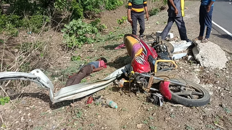 मोटर साइकिल अनियंत्रित होकर रैलिंग से टकराई दो व्यक्ति घायल एक गभीर