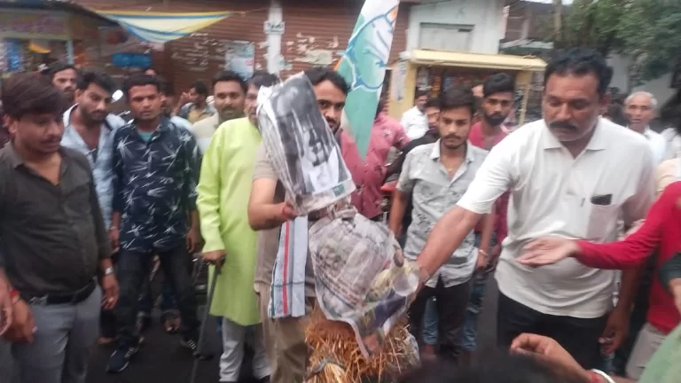 काग्रेस ने मुख्यमंत्री शिवराज सिंह का फूका पुतला,पुलिस प्रशासन था गायब