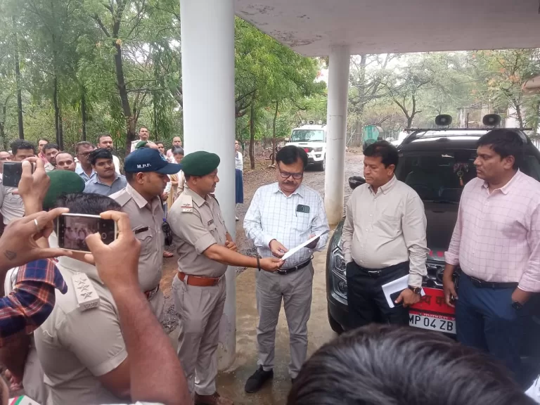 रैपुरा घटनाक्रम: वन अधिकारी को बहाल करने की माँग, सौपा गया ज्ञापन