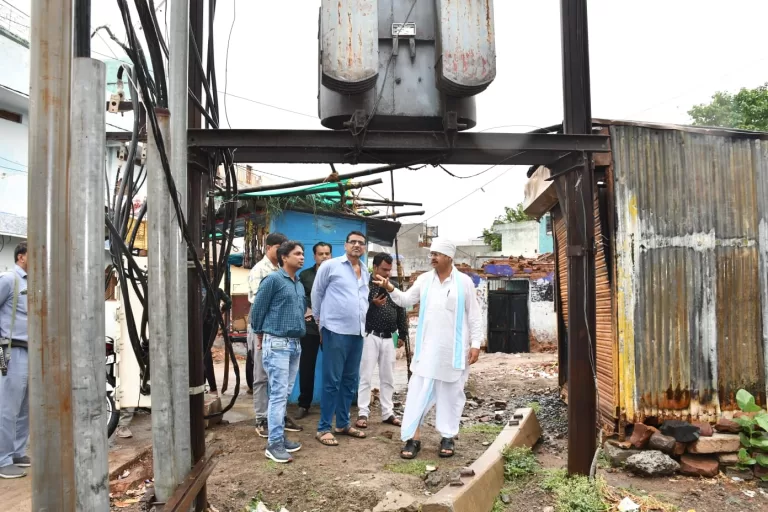 लाइन ट्रिपिंग और अघोषित बिजली कटौती की शिकायतों पर विधायक पहुचे बिजली दफ्तर