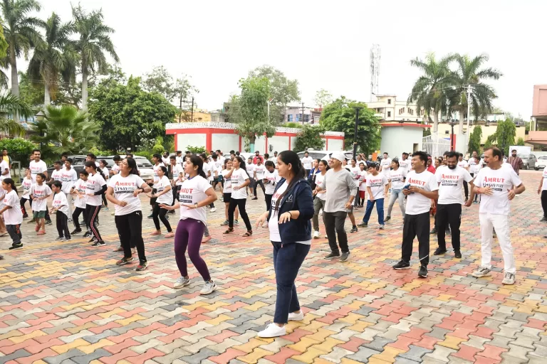 विधायक, कलेक्टर और निगमायुक्त ने नागरिकों के साथ जुम्बा और वॉकेथॉन में की सहभागिता