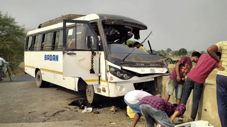 ड्राइवर की झपकी ने 26 लोगो को किया घायल, यात्री बस ओवरब्रिज से टकराई, 2 की हालत गंभीर