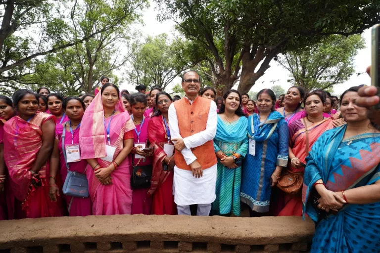 शहडोल दौरे पर पहुंचे मुख्यमंत्री शिवराज सिंह चौहान, दिखा अलग अंदाज