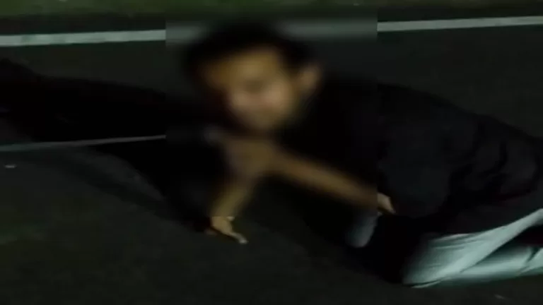 युवक के गले में पट्टा बांधने वाले आरोपितों पर एनएसए की कार्रवाई, घर पर चला बुलडोजर