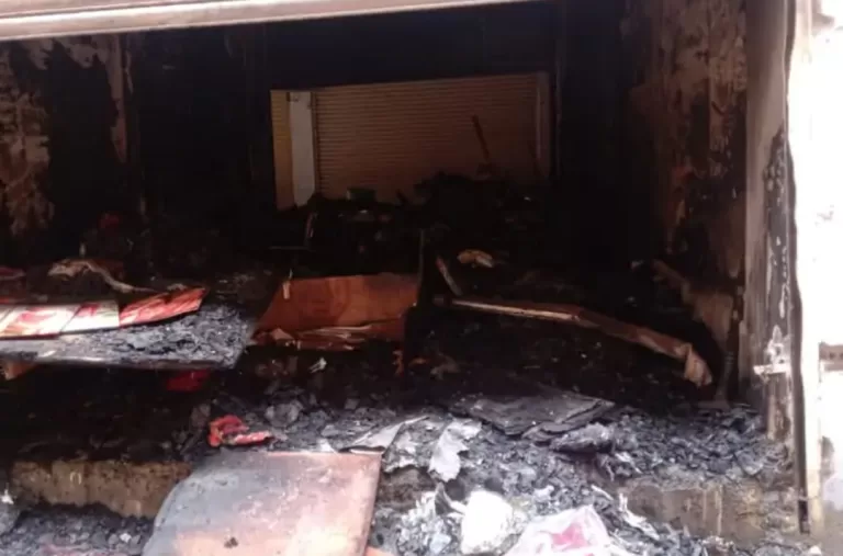 कपड़े की दुकान में लगी आग, सामान जलकर हो गया ख़ाक