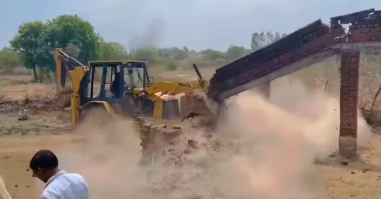 भू माफियाओं के खिलाफ चला प्रशासनिक बुलडोजर, करोड़ो की जमीन हुई खाली