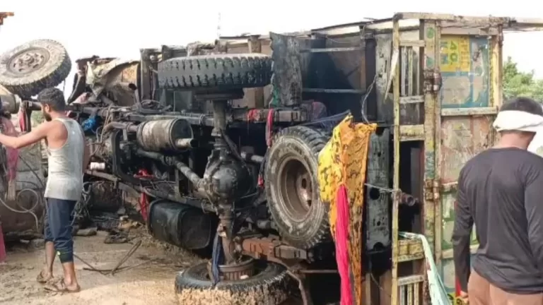 ग्वालियर से टीकमगढ़ के जतारा जा रहा ट्रक  नदी में पलटा, 5 लोगो की हुई मौत