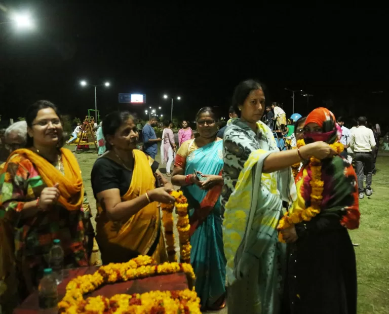 अटल पार्क में लाड़ली बहनों ने आतिशबाजी कर योजना का किया स्वागत