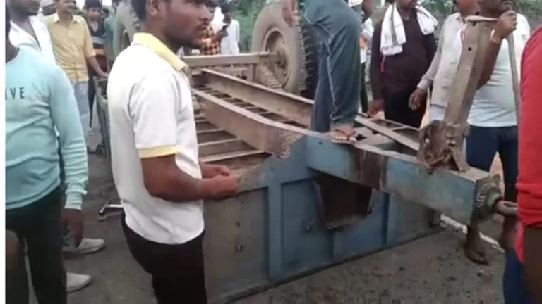 घटोरिया पूजन के लिए जा रहे ट्रैक्टर ट्राली पलटी,15 लोग घायल