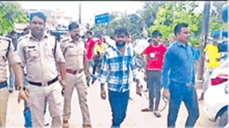 नाबालिक छात्रा को सरेराह पीटने वाले गुंडे का पुलिस ने निकाला जुलूस