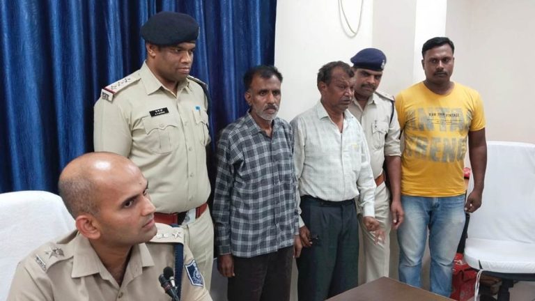 नेपानगर नागरिक साख सहकारी समिति में नौ करोड़ के गबन मामले में सहकारी बैंक का कैशियर व संचालक गिरफ्तार