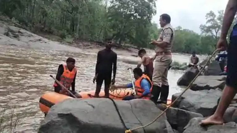 सेल्फी लेना युवक को पड़ा महंगा , पैर फिसलने से गिरा खाई में,36 घंटे बाद मिला शव