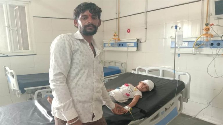 ट्राले की चपेट में आने से मां-बेटे की मौत, पिता और बेटी घायल