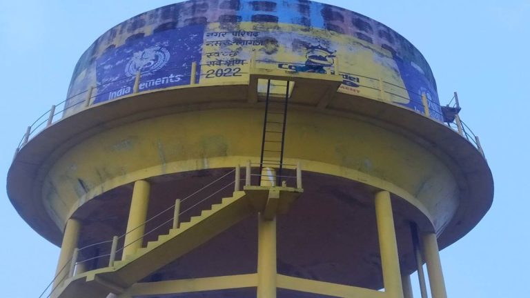 महिला पानी की टंकी पर चढ़कर देने लगी आत्महत्या की धमकी,ससुराल वालो को मांगनी पड़ी माफी 