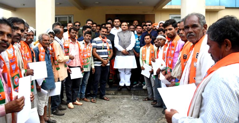 विद्वासन के नागरिकों ने मंत्री भूपेंद्र सिंह के समक्ष भाजपा की सदस्यता ली