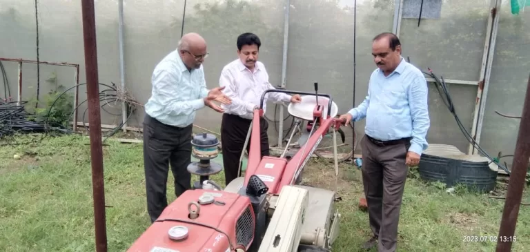 संभागायुक्त डॉ. रावत ने कृषि विज्ञान केंद्र का भ्रमण किया