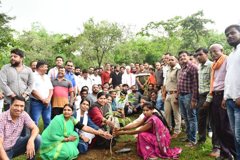 विधायक  शैलेंद्र जैन ने शहर वासियों के साथ सिटी फॉरेस्ट में रोपे 1100 पौधे