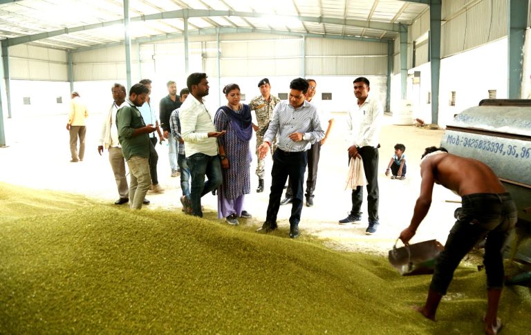 कलेक्टर दीपक आर्य ने किया मूंग खरीदी केंद्रों का निरीक्षण,किसान भाइयों से की चर्चा