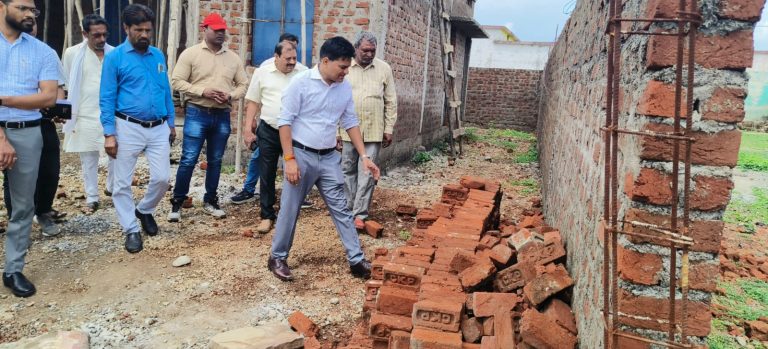 कलेक्टर दीपक आर्य ने रेपुरा ग्राम पहुंचकर निर्माण कार्यों का किया निरीक्षण