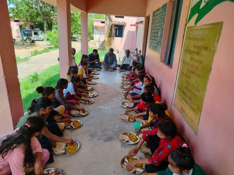 स्कूलों में मेनू अनुसार भोजन नही पाए जाने पर 23 समूहों को नोटिस जारी