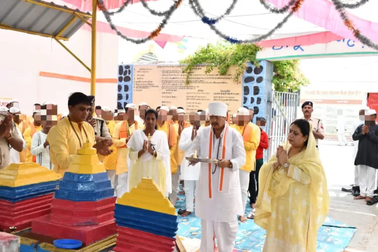 विधायक जैन सपत्नीक केंद्रीय जेल में श्रावण माह के अवसर पर बंदियों द्वारा असंख्य महामृत्युंजय मंत्र जाप का हुआ शुभारंभ