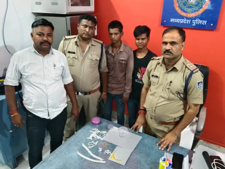 पुलिस ने अज्ञात चोरी के मामले का खुलासा कर चोरो से जेबरात भी बरामद किए