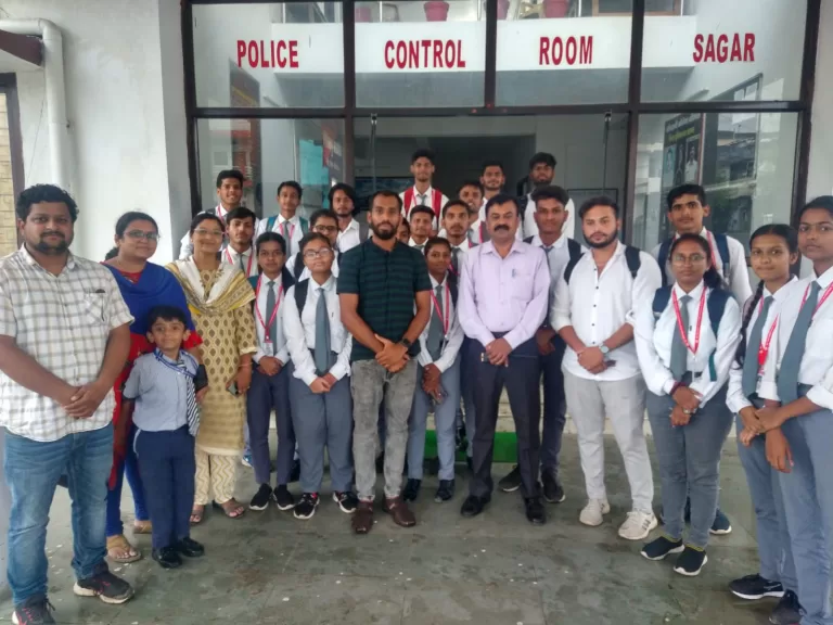 इन विद्यार्थियों ने किया पुलिस कंट्रोल रूम सागर का शैक्षणिक भ्रमण, सीखे गुर
