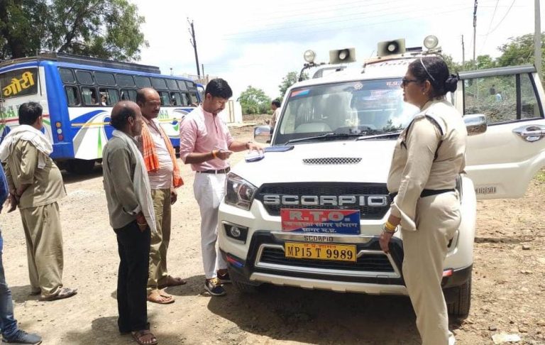 मालथौन और बम्होरी तिराहा पर नियम विरूद्ध संचालित वाहनों की चैकिंग की हुई कार्यवाही