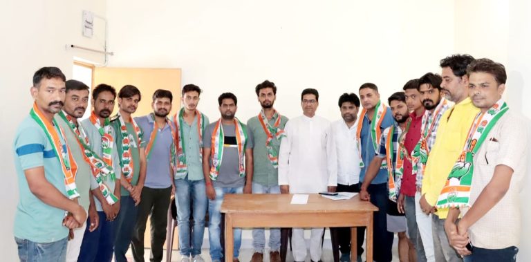 आदिवासी समुदाय के शमशान की भूमि पर घटित घटना से क्षुब्ध होकर अनेकों युवा हुये कांग्रेस पार्टी में शामिल