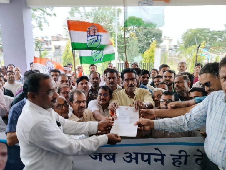 जैन संत की निर्मम हत्या की सीबीआई जांच एवं गढ़ाकोटा में एक वृद्ध महिला के साथ हुई दुष्कर्म की घटना को लेकर सौंपा ज्ञापन 