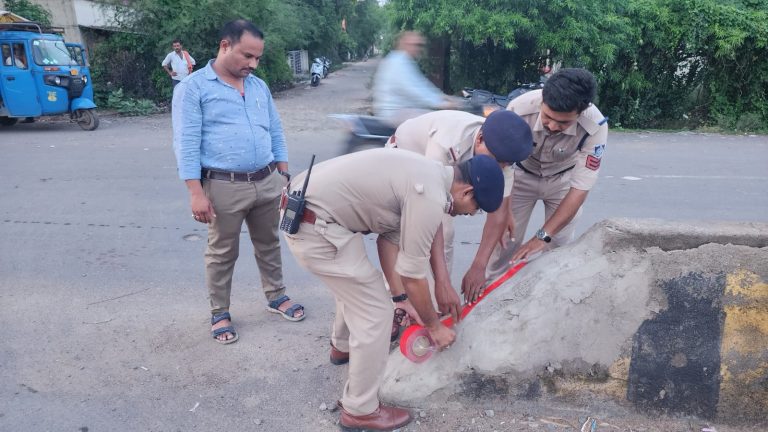सुझाव और प्रयास की अपील के साथ कोतवाली पुलिस की पहल, डिवाइडर पर लगाए रेडियम
