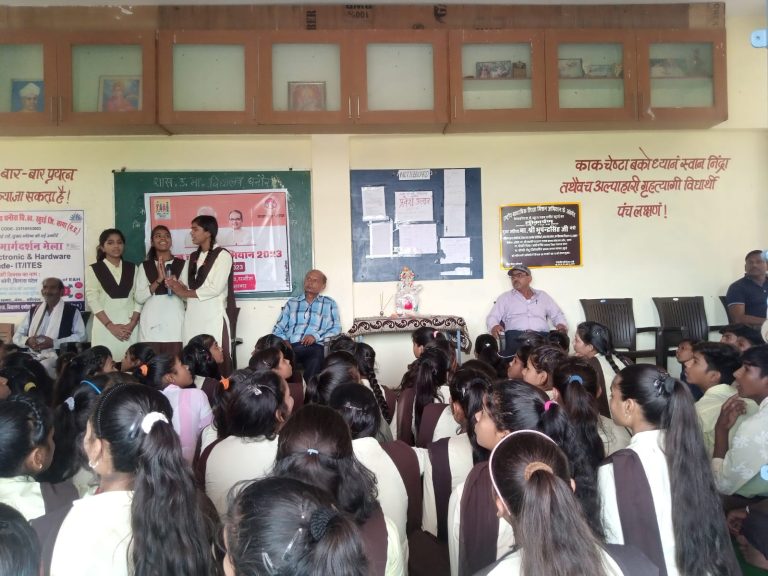 सफलता के शिखर स्पर्श हेतु बड़े लक्ष्यों से निष्ठा लगन मनोयोग से पढ़ाई करें- आचार्य महेश त्रिपाठी