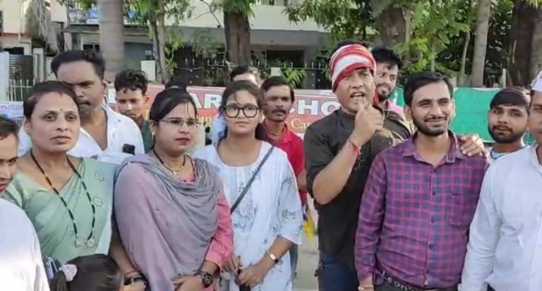 आप की युथ विंग ने मप्र और मणिपुर में महिला उत्पीड़न तथा हिंसा के विरोध शवयात्रा निकाल अंतिम संस्कार किया