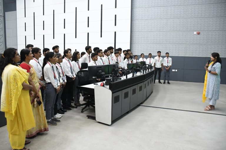 आईसीसीसी का भ्रमण कर उत्साहित छात्र-छात्राओं ने यातायात नियम पालन करने की ली शपथ