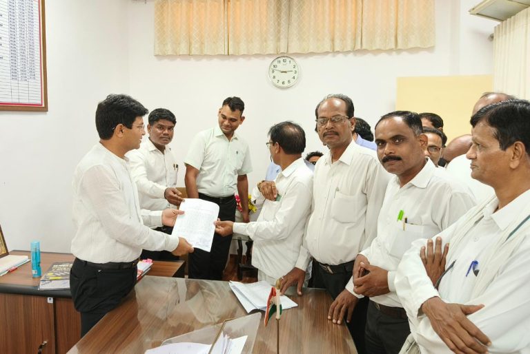 न्यायालय परिसर में बैठने कलेक्टर के नाम सिटी मजिस्ट्रेट को ज्ञापन