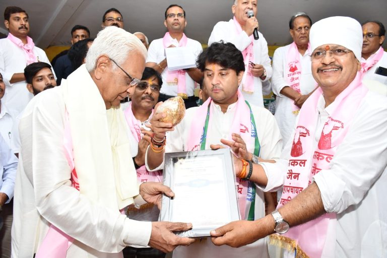 ग्वालियर में आयोजित सकल जैन समाज महापंचायत में केंद्रीय मंत्री ज्योतिरादित्य सिंधिया के साथ सम्मिलित हुए सागर विधायक शैलेंद्र जैन